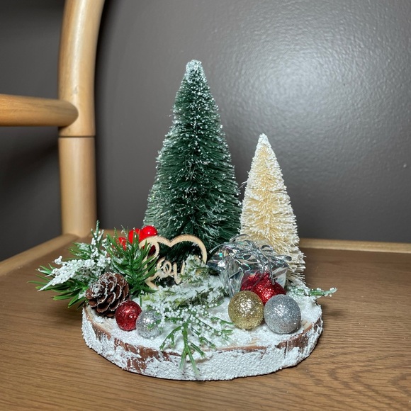 #B10 Handmade Christmas Decor With Ornaments And Silver Gift - Picture 1 of 3